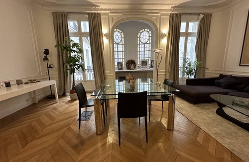 17th Arrondissement Apartment | Beautiful 4 PP in magnificent building less than 5 mns walk from Parc Monceau