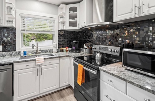 Terrace Park House | Beautiful 4BR Home w/New Patio |Well Appointed | Sleeps 10 |1 Mile to Gardens & Adventure Island