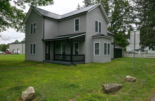 Gaines House | Beautiful 5 BR located next to Pine Creek!
