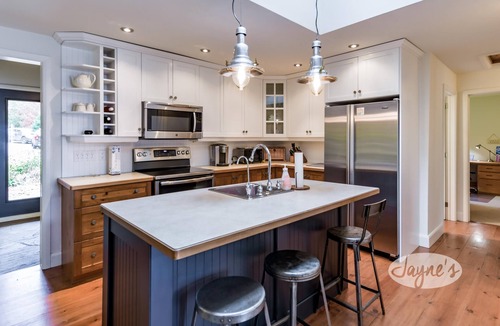 Muskoka Lakes Cottage | Beautiful 6 bed, 3 bath on Lake Muskoka, All Season! Sun all Day! Sand Beach!