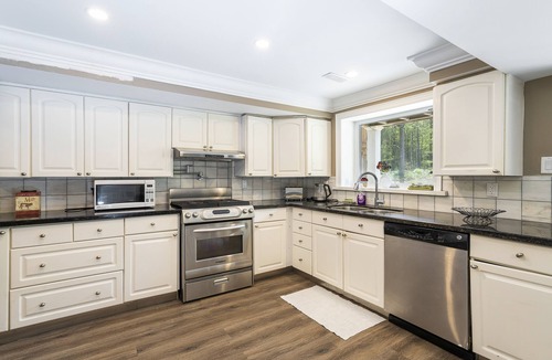 Wasaga Beach House | Beautiful and Modern Two Bedroom Home/Walking Distance to Beach