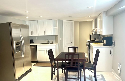 Central Erin Mills Apartment | Beautiful and Spacious Basement Guest Suite in a Prime locationnnnnnn