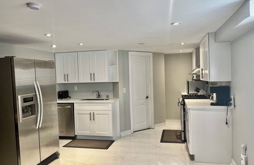 Central Erin Mills Apartment | Beautiful and Spacious Basement Guest Suite in a Prime locationnnnnnn