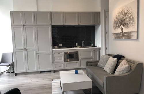 Bloor-Yorkville Condo | Beautiful Apartment in the Heart of Yorkville