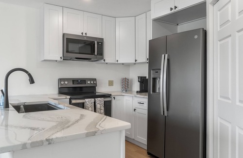 Florida Ridge Condo | Beautiful Bright Condo Minutes to the Beach
