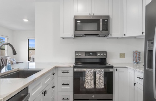 Florida Ridge Condo | Beautiful Bright Condo Minutes to the Beach
