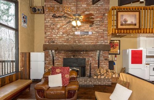 The Blue Mountains Ski Chalet | Beautiful Chalet with Deluxe Hot Tub and Sauna
