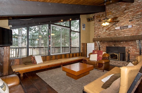 The Blue Mountains Ski Chalet | Beautiful Chalet with Deluxe Hot Tub and Sauna