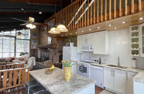 The Blue Mountains Ski Chalet | Beautiful Chalet with Deluxe Hot Tub and Sauna