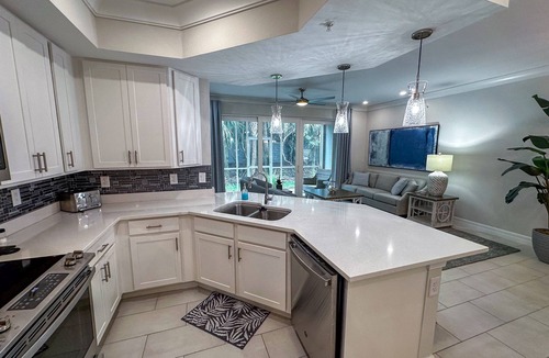 Naples Condo | Beautiful Coach Home Minutes from Marco Is.