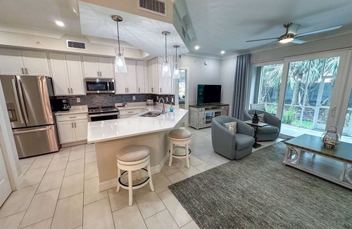Naples Condo | Beautiful Coach Home Minutes from Marco Is.