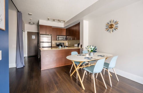 Wellington Place Apartment | Beautiful Condos In the Heart of Downtown by GLOBALSTAY