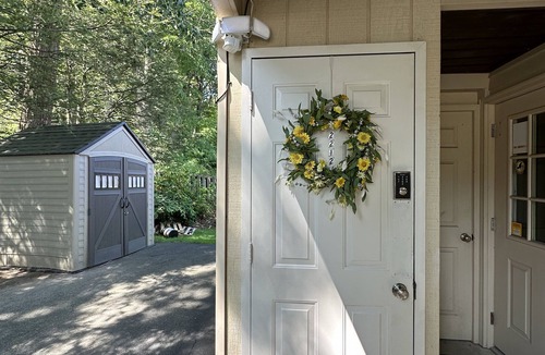 Park Forest Village Apartment | Beautiful cozy apt above commercial office, quiet and super convenient location