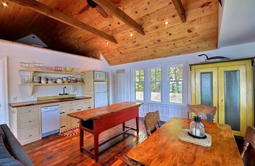 Utterson Cottage | Beautiful Custom Built Muskoka Boathouse!