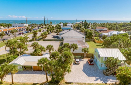 Melbourne Beach Apartment | Beautiful downtown Melbourne Beach renovated apartment one block from the beach!