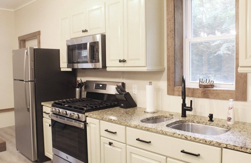 Sigel House | Beautiful Guest House on 66 Acres Hot Tub, AC, King Beds -Check Out Our Reviews!
