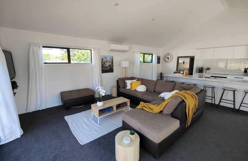 Woolston House | Beautiful Home w/Parking | 5 mins to One NZ Stadium