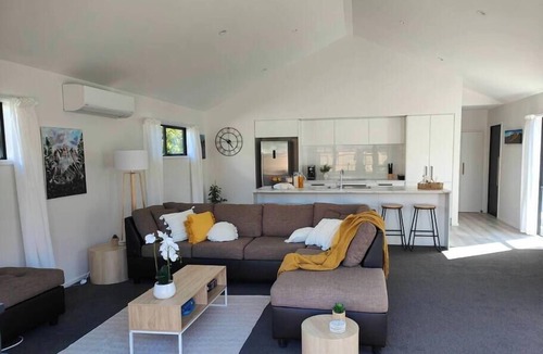 Woolston House | Beautiful Home w/Parking | 5 mins to One NZ Stadium