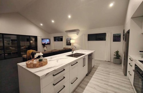 Woolston House | Beautiful Home w/Parking | 5 mins to One NZ Stadium