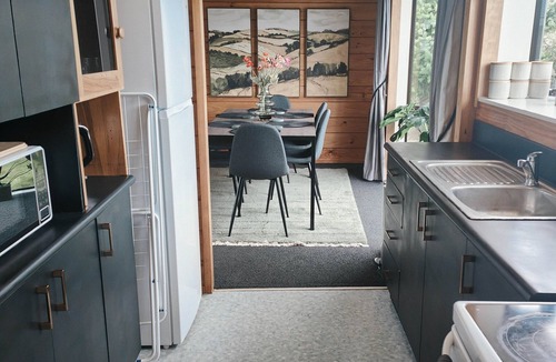 Christchurch House | Beautiful House w/Parking | 5 mins to Airport