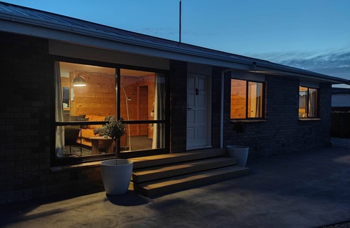 Christchurch House | Beautiful House w/Parking | 5 mins to Airport