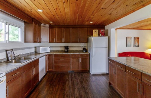 Bloomfield Cottage | Beautiful lake view!