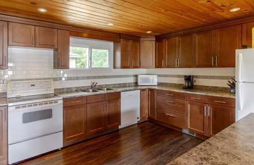 Bloomfield Cottage | Beautiful lake view!