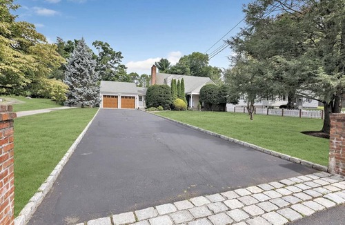 Stamford House | Beautiful, Spacious and Clean 2 Bedroom Pad in center of Stamford!