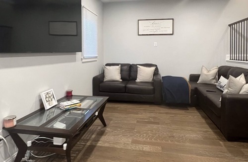 Vauxhall House | Beautiful Townhouse 30 minutes from midtown NYC!