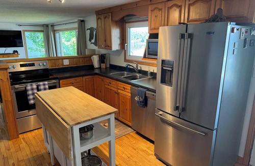 Bonnechere Valley Cottage | Beautiful Waterfront Cottage on Golden Lake