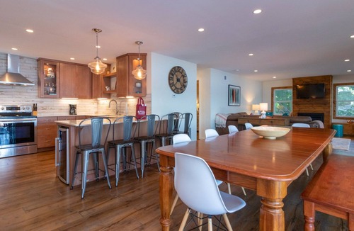 Hector House | Below the Vineyard: Ideal Lakeside Retreat!