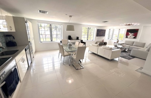 South Beach Condo | ⭐️⭐️⭐️⭐️⭐️Best Location! Vacation in Paradise on Ocean Dr with Direct Beach View