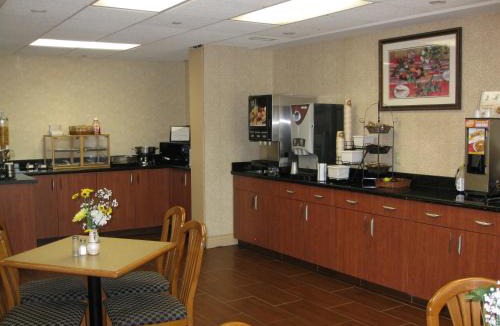 Burlington Hotel | Best Western Plus Burlington Inn & Suites