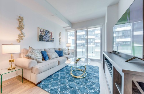 Wellington Place Condo | Beverly Hills in Toronto's Core w/Pool, Parking, WiFi, Near CN Tower
