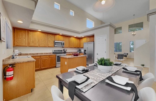 Maricopa House | Big and Bold Living! Sleeps 10. Putting Green. Family Fun!
