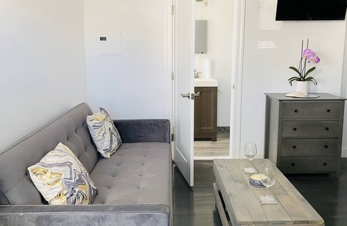 Lido Beach Apartment | Bikinis & Martinis a Modern Beach Studio for 2 only 5 minute walk to the beach