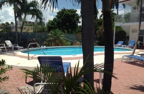 Central Beach Hotel | Birch Patio Motel