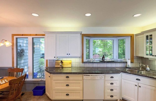 Central Huron Cottage | Birchcliff-Lakefront View King bed Central Air AC