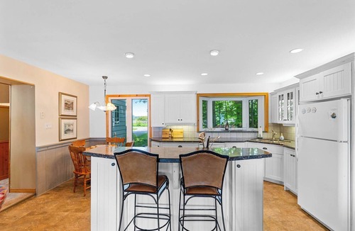 Central Huron Cottage | Birchcliff-Lakefront View King bed Central Air AC