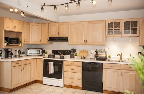 Town of Conesville House | Black Creek Lodge – Waterfront Cabin w/Hot Tub & Game Room