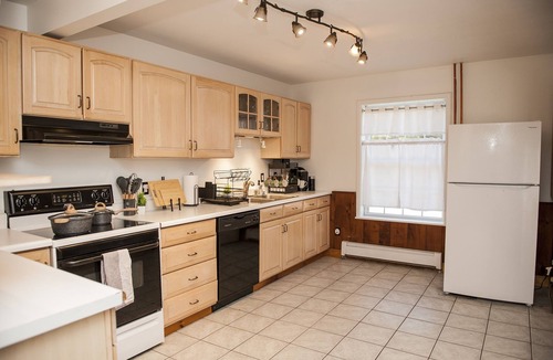 Town of Conesville House | Black Creek Lodge – Waterfront Cabin w/Hot Tub & Game Room