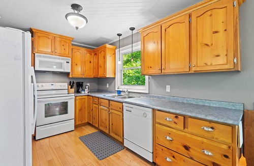 Bluewater Cottage | Blue Bluff Beauty - King Bed! *AC* - Private Lake Access