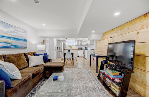 Halton Regional Municipality Apartment | Blue Haven Retreat, Downtown Milton's Hidden Gem!