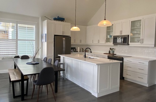 The Blue Mountains House | Blue mountain view, 4 bedroom home, steps to the village.