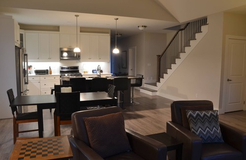 The Blue Mountains House | Blue Mountains Ski Chalet, Hot Tub, 4BR+Office, Walk to Village