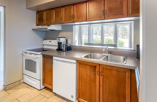 The Blue Mountains Condo | Blue Mountain condo with full kitchen - walk to the Village