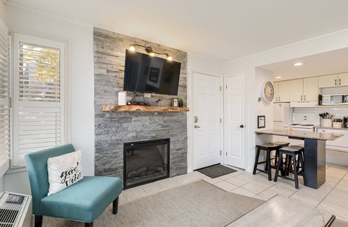 Craigleith Apartment | Blue Mountain Studio Oasis