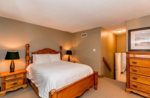 The Blue Mountains House | Blue Mountain Chalet Condo Ski in Ski Out 3 BR