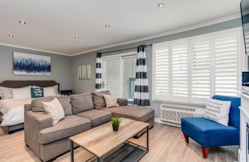 Craigleith Apartment | Blue Mountain Getaway at North Creek Resort King Bed