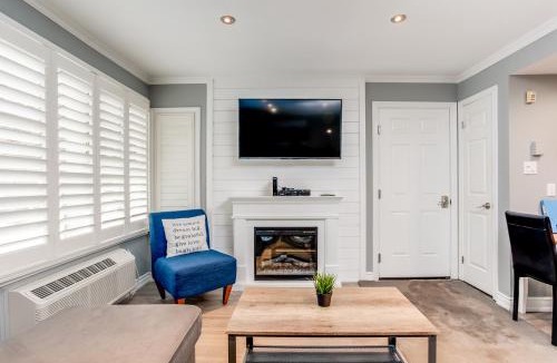 Craigleith Apartment | Blue Mountain Getaway at North Creek Resort King Bed